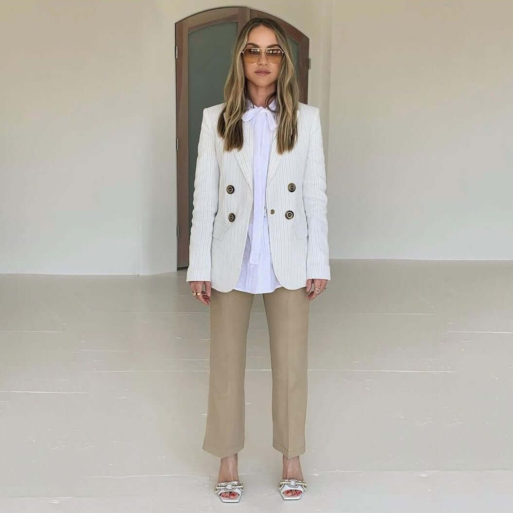 Becca Tobin Catena Kırık Beyaz Sandalet giyiyor