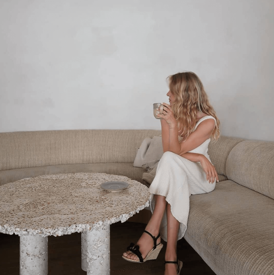 Taylr Anne Castro, Serena Uziyel Melita Dolgu Topuklu Sandalet giyiyor